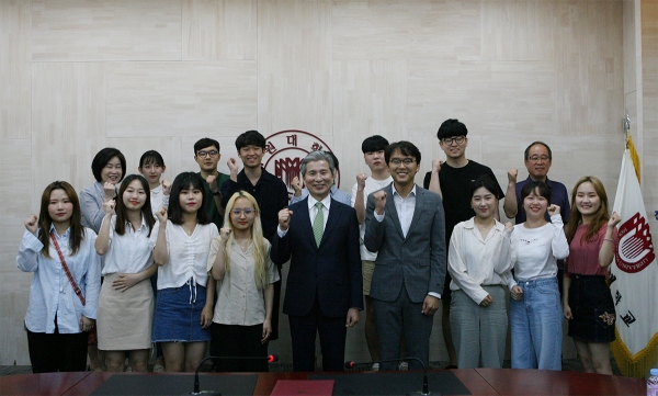 11일 열린 목원대 'DIY 오픈콘텐츠 공모전' 및 '동고동락 우수팀' 시상식에서 수상자들과 권혁대 총장이 함께 기념촬영