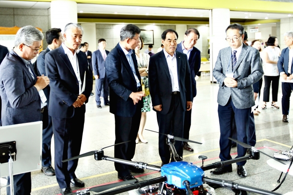 김인식 한국농어촌공사 사장(사진앞줄 오른쪽두번째)이 11일 열린 수질환경관리워크숍에서 수질관리용드론 운용 설명을 듣고 있다