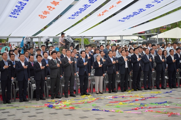 제5회 빛가람 청렴문화제에서 국민의례를 하는 참여기관 기관장들