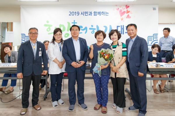 온양5동 미담사례자 윤란영씨와 함께 기념촬영