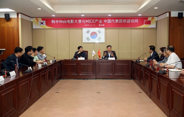 제1회 한중웹 영화제 개최와 해양헬스케어관광 등에 대해 논의 사진은 군청 소회의실에서 열린 회의 모습.