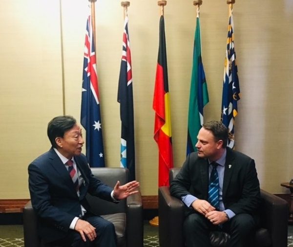 [오른쪽] Adrian Schrinner (The lord Mayor of Brisbane, 브리즈번 시장) [왼쪽] 설동호 대전광역시교육감 / 자매도시 협력부서와의 글로벌 현장학습 방향 논의[브리즈번 시청 방문]