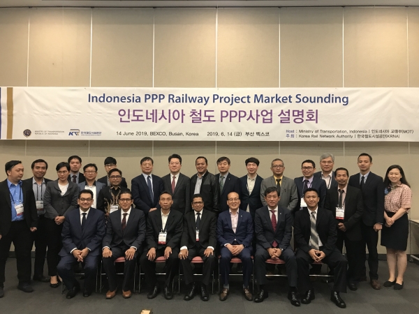 철도공단과 인도네시아 교통부 관계자들이 6월 14일(금) 부산국제철도기술산업전(부산 BEXCO 개최)에서 민관협력 철도사업 설명회를 마치고 기념촬영