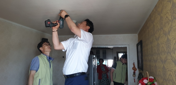 철도공단, 지역 독거노인들에 LED 설치 등 재능기부