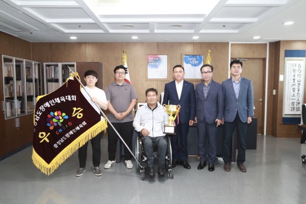 제25회 충청남도장애인체육대회에서 천안시가 종합우승을 차지해 김형규 천안시장애인체육회 사무국장과 구본영 시장이 기념사진 촬영