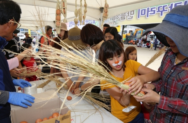 추부초등학교에서는 민속놀이 체험경기