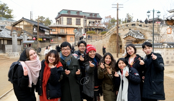 션사인랜드를 찾은 외국 관광객 모습