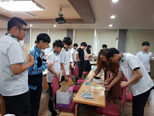 만 17세를 맞아 첫 주민등록증을 발급받는 고교생