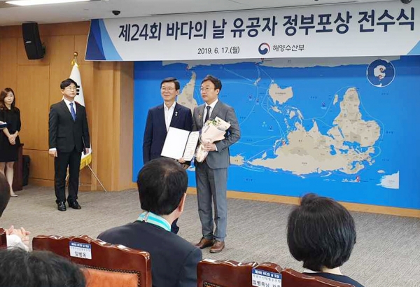 ‘해양수산 유공 공무원’ 대통령상을 수상한 이승엽 해양산업팀장 모습.