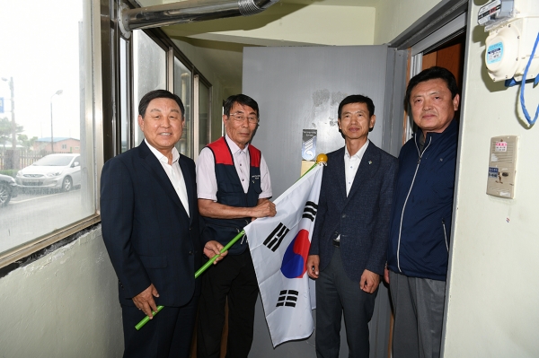 왼쪽부터 황선봉 군수, 김영환 씨, 박종덕 충남서부보훈지청장, 함용섭 예산읍장