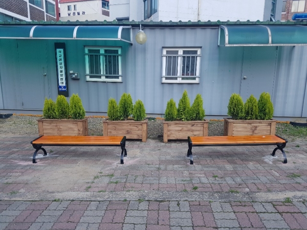 퍼블리코 대전의 봉사로 석교동에 설치된 플랜트박스와 쉼의자 모습