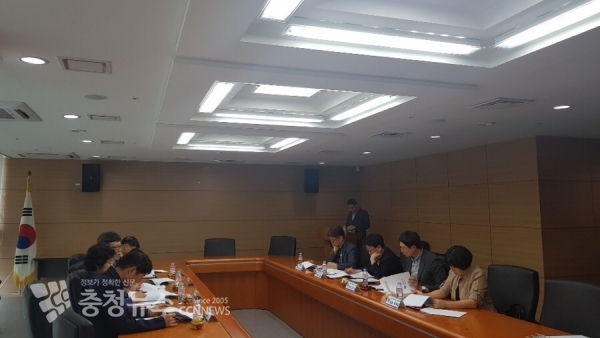 세종시교육청이 세종시평생교육학습관 다목적실에서 「제7회 세종과학전람회」를 개최했다. 사진은 대회에 참가한 학생들이 심사위원에서 직접 만든 발명품을 설명하고 있는 장면