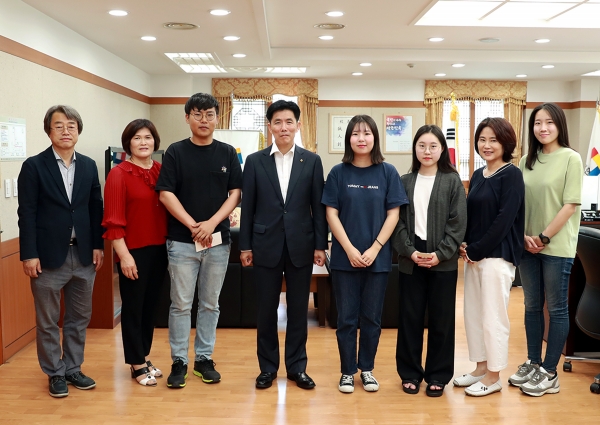 ‘2019년 일반회원 500명 돌파 및 도서관 이용후기 이벤트’ 기념촬영