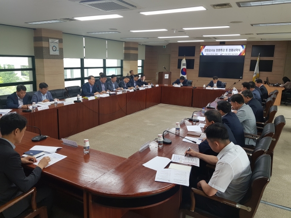 김종필 충남본부장(사진 왼쪽에서 3번째)이 조익문 농어촌공사 상임감사에 청렴도 향상대책을 보고하고 있다