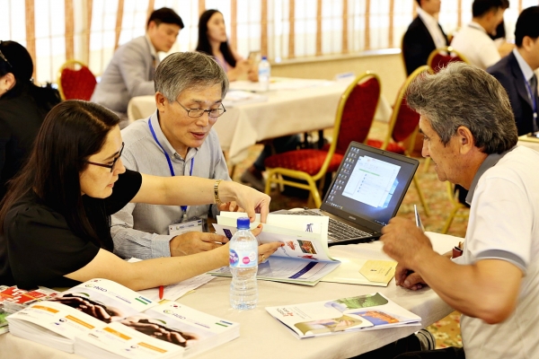 지난 13일 한-우즈벡 농업비즈니스 다이얼로그에서 업체별 비즈니스 상담을 하고 있다.