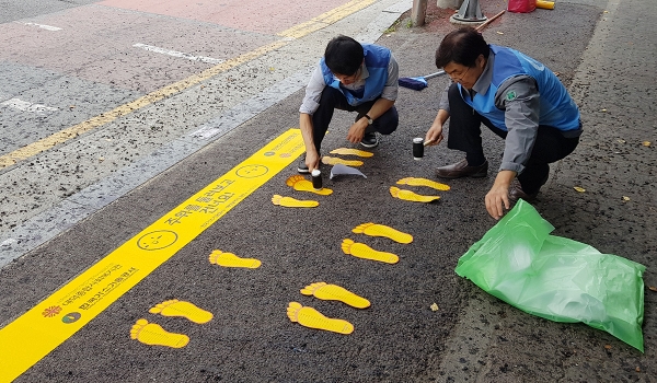 공사 박상배 상임감사(우측)가 표시재를 설치하는 모습