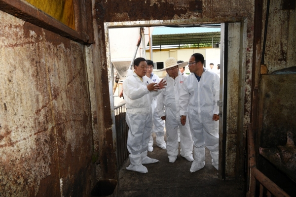 황선봉 예산군수, 양돈농가 아프리카돼지열병 유입차단 위해 농가방문