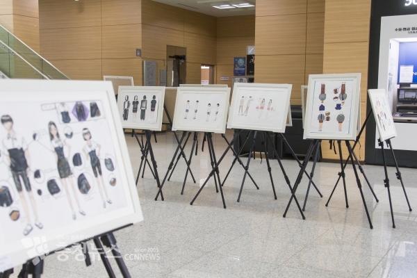 세종시교육청이 오는 28일까지 1층 로비에서 편한교복 출품작 전시회를 진행하고 있다.