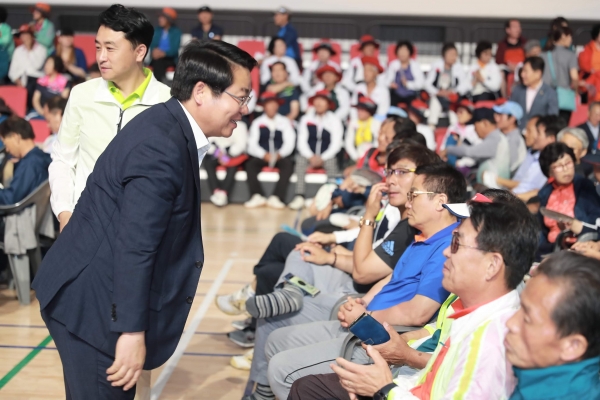 오세현 시장, 충남 어르신 체육대회 선수단 응원 모습