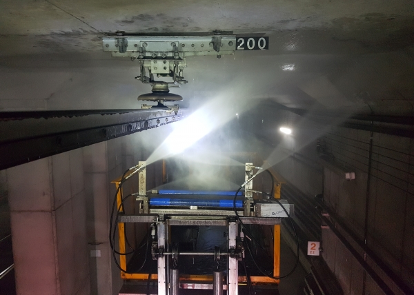 전국 최초로 개발한 ‘전차선로 및 터널천정 자동 세척장비’를 활용한 터널 상부 세척.