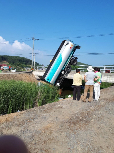 유조차 전복 모습 [사진-독자제공]