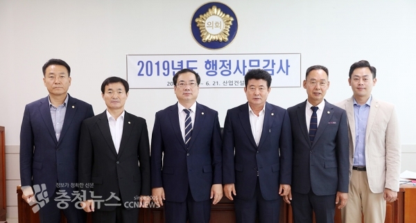 서산시의회 산업건설위원회(위원장 안효돈) 21일 강평 끝으로 2019년 행정사무감사 일정 마무리했다.