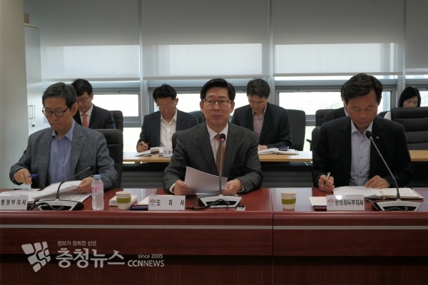 양승조 충남지사(가운데)가 24일 실국원장회의를 통해 "자살율 1위를 벗어나겠다"고 말했다.