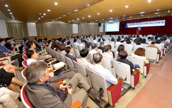 백석대 송기신 총괄부총장이 워크숍 시작 전 인사말을 하고 있다.