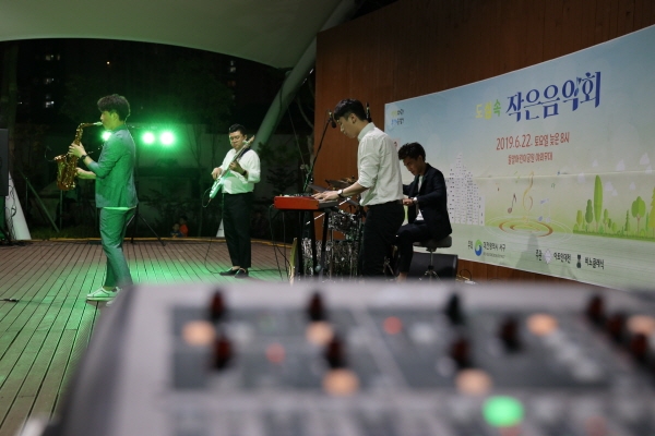 지난 22일 가장동 들말어린이공원에서 도심 속 작은 음악회 개최