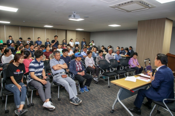 힐스테이트 아파트 입주민과의 간담회를 진행하고 있는 김홍장 시장