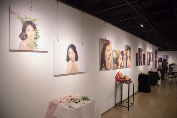 뷰티보건학과는 지난 19일 남서울대 아트센터 갤러리 이앙에서 아름다움을 창조하는 솜씨라는 의미의 ‘아솜’을 주제로 졸업작품전시회 진행