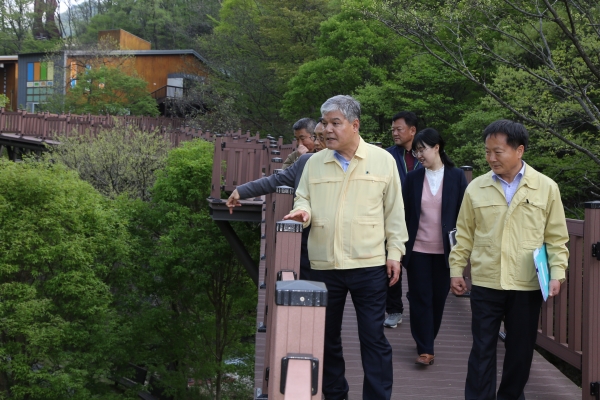 산림부문 점검에 나선 문정우 군수 모습