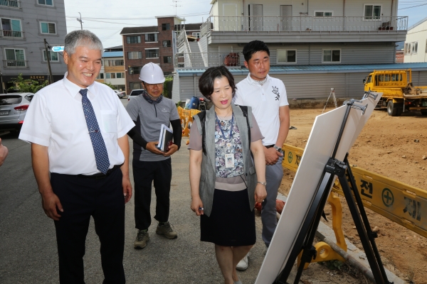치매센터 건립 현장을 찾은 문정우 군수