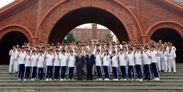 중국 귀저우공상직업학원서 열린 ‘태권도 국제 교육센터’ 현판식에 앞서 양 대학 태권도전공 학생들이 교정에서 단체사진을 촬영하고 있다.(가운데 양복을 입은 왼쪽이 귀저우공상직업학원 저우강 총장, 왼쪽이 백석대 장택현 대학혁신위원장)