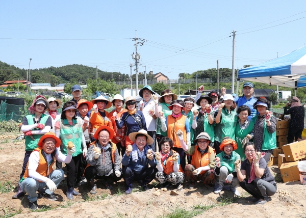 가수원동 동네마실 감자캐기 봉사 활동 후 기념 사진