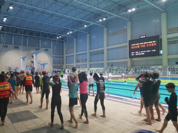 용운국제수영장 응급상황 대비 모의훈련 참여하고 있는 시민들