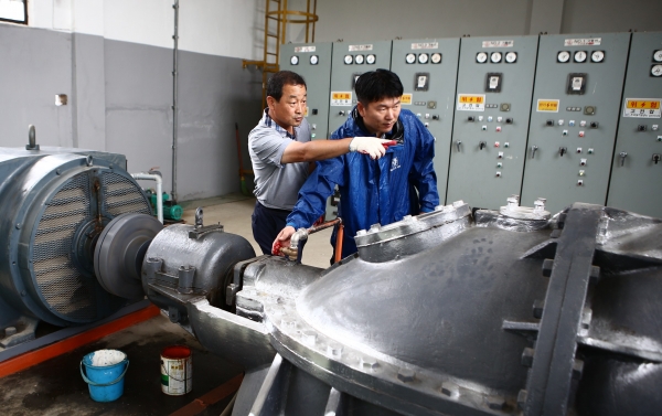 한국농어촌공사 강진지사 직원들이 임천배수장 안전점검을 하고 있다.