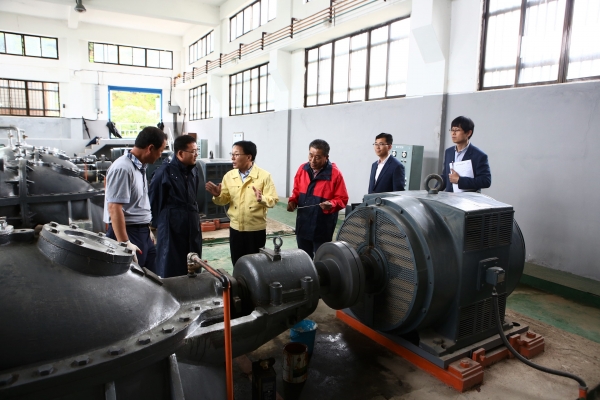 본격적인 장마가 시작됨에 따라 한국농어촌공사 상임이사들은 지역별로 수해대비 현황과 현장안전관리 점검을 하며 우기대비에 만전을 기하고 있다. (사진왼쪽세번째 이종옥 부사장)