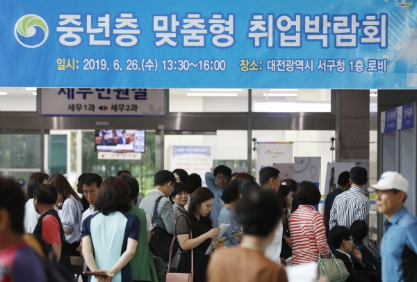 내 일자리는 어디’ 26일 서구청 로비에서 진행한 중년층 맞춤형 취업박람회에 299여 명의 구직자들이 참여하여 일자리를 찾고 있다