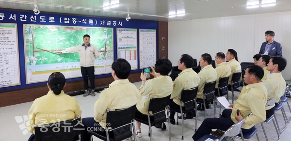 의원들이 현장사무소를 방문해 주요 추진상황을 보고받고 있다.