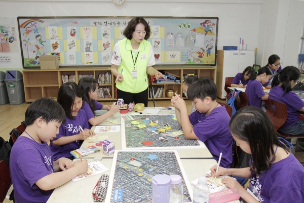 한국타이어앤테크놀로지㈜의 ‘2019 어린이 교통안전 캠페인’에 참가한 서울송파초등학교 어린이들이 교통안전지도를 제작하고 있다.