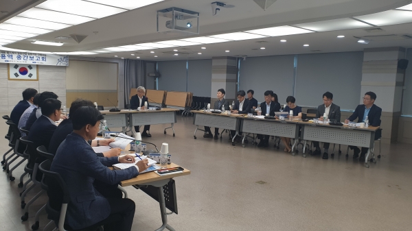 유병훈 부시장(사진 중앙)이 토론을 주재하는 모습