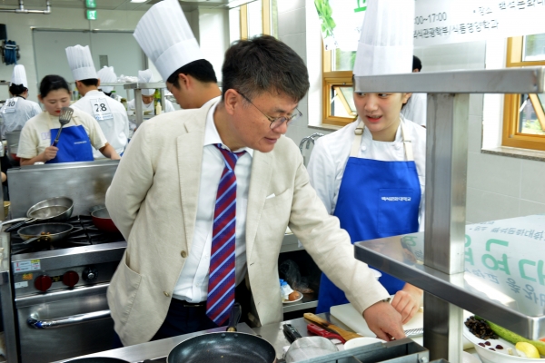 심사위원장 여경래 셰프가 대회장을 둘러보고 있다.