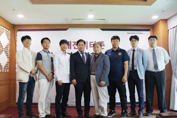 왼쪽부터 이기동, 이주욱, 장철우, 최용규, 허정회, 박철, 김준범, 조재현