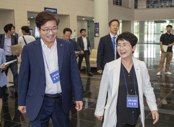 에너지정책 전환을 위한 지방정부협의회 회장 염태영 수원시장(왼쪽)과 사무총장 박정현 대덕구청장