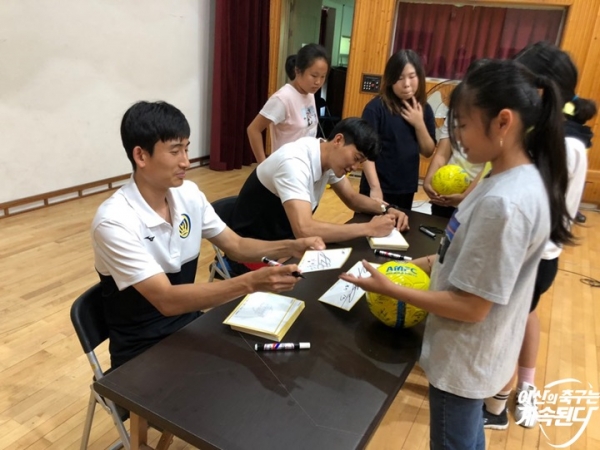 비타민스쿨 진행 중인 김지운, 최봉진.
