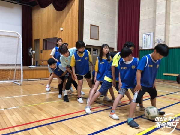 학생들과 프로그램 중인 김영익