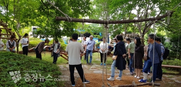 지난 27일 광주극락초등학교, 광주청소년삶디자인센터를 방문해 관계자로부터 설명을 듣고 있는 연수단