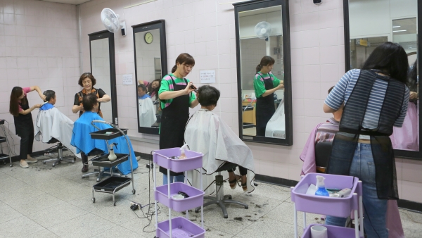 판암역 이미용 자원봉사센터△ 판암역 자원봉사센터에서는 매주 월요일과 목요일 9시부터 12시까지 이․미용 서비스를 무료로 받을 수 있다.