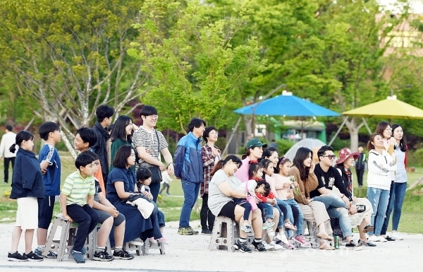 논산시민공원 버스킹을 구경하는 모습